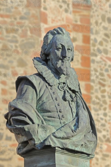 Bust and monument to Philipp Ludwig II of Hanau-Münzenberg, medieval count, bronze sculpture, Walloon Dutch Church, Hanau, Hesse, Germany, Europe