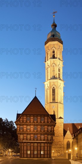 Old scales, detailed reconstruction with the illuminated St Andrew's Church in the evening, Neustadt, Braunschweig, Lower Saxony, Germany, Europe