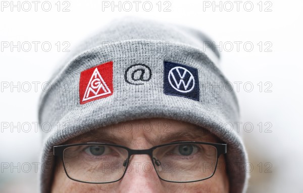 A Vokswagen employee wears a cap with IG Metall and Volkswagen logo during the collective bargaining of Volkswagen and IG Metall, Wolfsburg, 21 November 2024, Wolfsburg, Lower Saxony, Germany, Europe