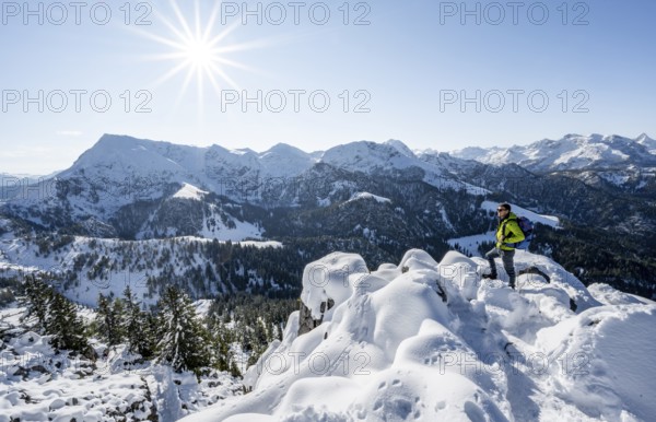 Mountaineers on the snowy summit of the Jenner in autumn, view of mountain panorama with Hagengebirge, Sonnenstern National Park Berchtesgaden, Berchtesgaden Alps, Schönau am Königssee, Berchtesgadener Land, Bavaria, Germany, Europe