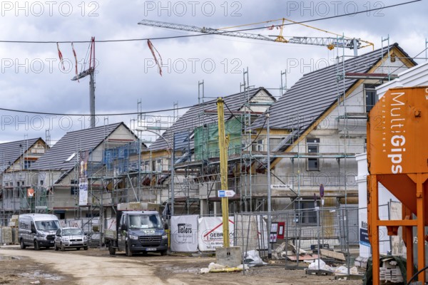 New development district, around 140 detached and semi-detached villas being built in the south of Duisburg, various property developers, shells, construction work, North Rhine-Westphalia, Germany, Europe