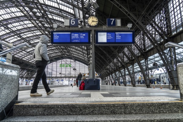 3-day strike by the railway union GDL, only very few local and long-distance trains run, empty Cologne Central Station, which is otherwise full of travellers and trains at rush hour, Cologne, North Rhine-Westphalia, Germany, Europe