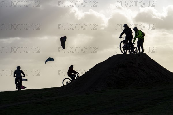 Mountain bike trail with jumps, downhill trail, on the Norddeutschland spoil tip in Neukirchen-Vluyn, a mining spoil tip, now a landscape park, Kiter Drachen, North Rhine-Westphalia, Germany, Europe