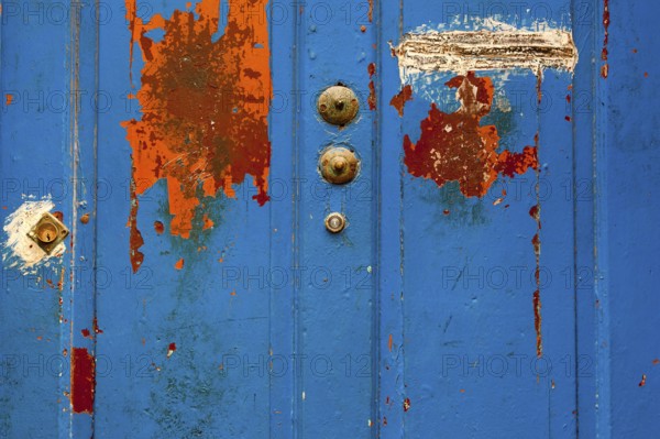 Lacquered wooden door, door, peeled, lacquer, paint, dilapidated, traces of usage, texture, background, surface, colourful, colourful surface, blue, red, scratch, scratched, closed, stain, paint stain