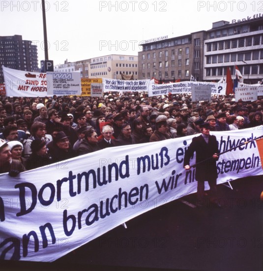 DEU, Germany, Dortmund: Personalities from politics, economy and culture from the years 1965-90 Dortmund. Demonstration by Hoesch AG steelworkers in favour of a new steelworks and the preservation of their jobs, ca. 1980, Europe