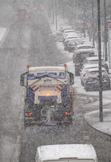 Winter weather, heavy snowfall, city centre traffic, winter service vehicle from Entsorgungsbetriebe Essen in action on Alfredstraße, B224, gritting and clearing snow, North Rhine-Westphalia, Germany, Europe