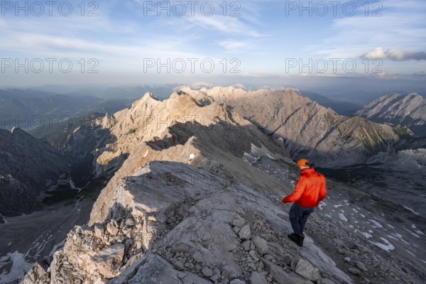 Mountaineers on a steep rocky ridge, impressive mountain landscape, view of the Höllental and the Alpspitze from the Jubiläumsgrat, in the evening light Zugspitze, Wetterstein range, Bavaria, Germany, Europe