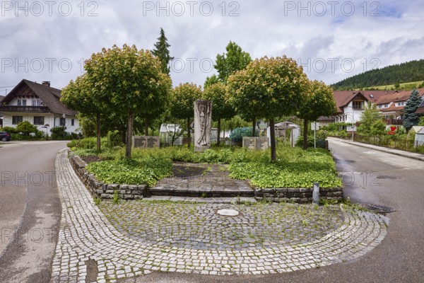 Memorial to the fallen of the 1st World War, green area with trees, residential buildings, intersection of Bollenbacher Straße and Dorfstraße, Haslach im Kinzigtal, Black Forest, Ortenaukreis, Baden-Württemberg, Germany, Europe