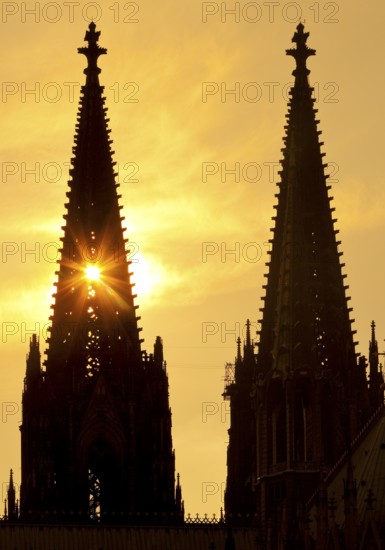 The sun shines through one of the two towers of Cologne Cathedral, Cologne, Rhineland, North Rhine-Westphalia, Germany, Europe