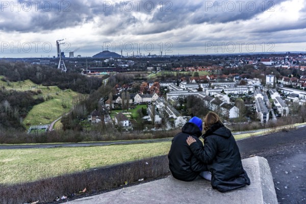 View from the Rungenberg slagheap over the Buer district, Junges Paar, former miners' housing estate Schüngelberg Siedlung was renovated as part of the Emscherpark International Building Exhibition in 1989 and extended in 1993 with 200 new-build flats, Gelsenkirchen, North Rhine-Westphalia, Germany, Europe