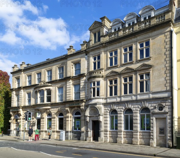 Historic building Lloyds Bank, High Street, Old Town, Swindon, Wiltshire, England, UK