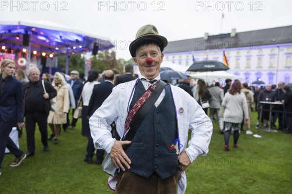 Visitor dressed as a clown at the Federal President's Citizens' Festival in the Bellevue Palace Gardens, Berlin, 13/09/2024