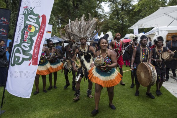 Dancers in front of the Kenya stand at the Federal President's Citizens' Festival in Bellevue Palace Gardens, Berlin, 13/09/2024