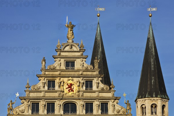 Gewandhaus with Brunswick Lion and the church towers of St Martini, Old Town, Brunswick, Lower Saxony, Germany, Europe