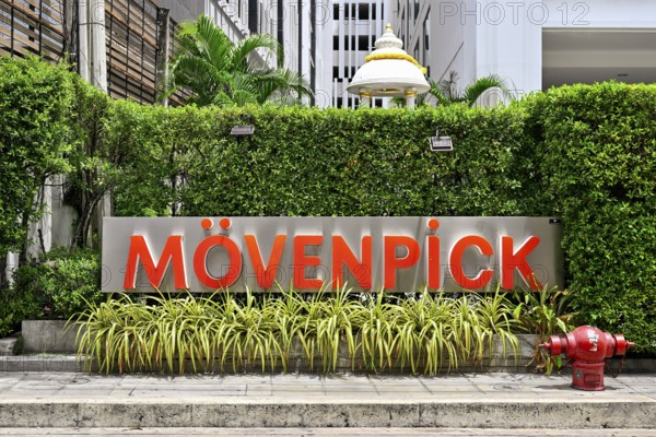 Mövenpick Hotel lettering