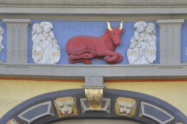 Sculpture relief with red ox figure with golden horns, golden, horns, red, figures, decorations, landmark, detail, arts and crafts, Kunsthalle, Haus Zum Roten Ochsen, fish market, Erfurt, Thuringia, Germany, Europe