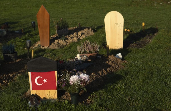 Muslim graves strictly orientated towards Mecca, national flag of Turkey on gravestone, main cemetery, Stuttgart, Baden-Württemberg, Germany, Europe