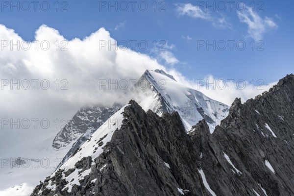 Rocky mountain ridge and glaciated mountain peak Großer Möseler, glacier Furtschaglkees, Berliner Höhenweg, Zillertal Alps, Tyrol, Austria, Europe