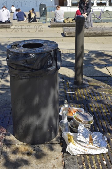 Europe, Germany, Hanseatic City of Hamburg, City, Inner Alster Lake, Jungfernstieg jetty, rubbish bin, rubbish, pollution, Europe