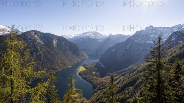 Panoramic view of the Königssee from the Archenkanzel viewpoint, autumnal forest and snow-capped mountains, Berchtesgaden National Park, Berchtesgadener Land, Upper Bavaria, Bavaria, Germany, Europe