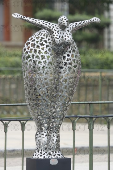 Sculpture Plongeon, head jump, by Laurent Maëro, Maero, metal grid, metal, grey, holes, bridge, La Sorgue, woman, fat, round, roundish, head jump, jump, arms, stretched, spread out, detail, La Sorgue, Pont Alphonse Benoit, L'Isle-sur-la-Sorgue, Vaucluse, Provence, France, Europe