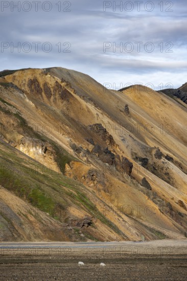 Rhyolite mountains, volcanic landscape, colourful erosion landscape with mountains, Landmannalaugar, Fjallabak nature reserve, Icelandic highlands, Suðurland, Iceland, Europe