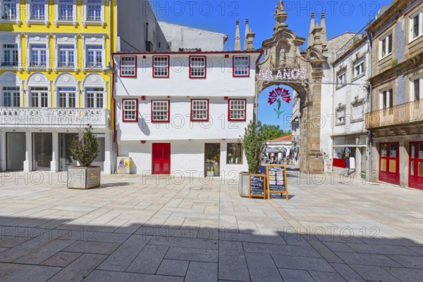 Arch of the New Gate (Arco da Porta Nova), Braga, Minho Province, Portugal, Europe