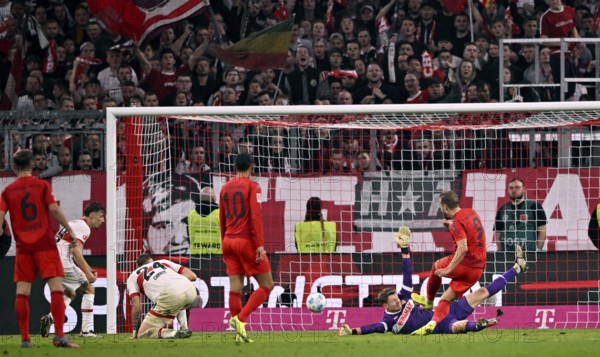 Goal kick Action Goal chance Harry Kane FC Bayern Munich FCB (09) against goalkeeper Alexander Nübel VfB Stuttgart (33) Penalty area scene, Goal area scene Allianz Arena, Munich, Bavaria, Germany, Europe