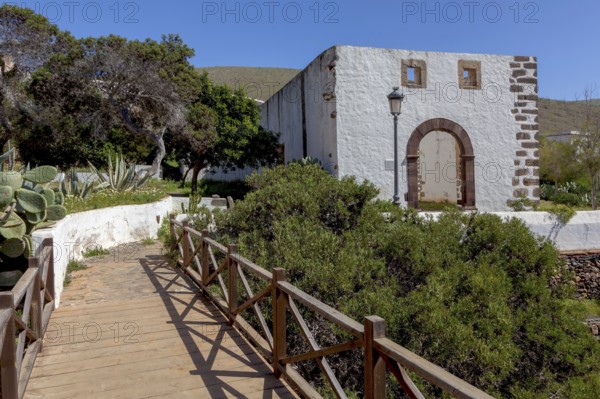 Path to the ruins of the Iglesia Conventual de San Buenaventura, ruins Convento de Buenaventura, former Franciscan monastery, Betancuria, Fuerteventura, Canary Islands, Spain, Europe