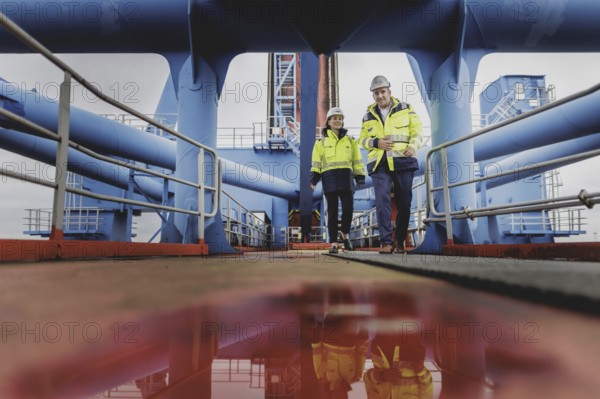 (R-L) Patrick Krawutschke, Managing Director of Container Terminal Altenwerder, and Annalena Bärbock (Bündnis 90/Die Grünen), Federal Foreign Minister, during a visit to a container gantry crane at Container Terminal Altenwerder during the Foreign Minister's trip to Germany in Hamburg, 26 July 2024. /