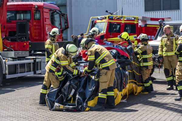 Packaging of electric vehicles after a battery fire, in a fireproof cover for safe transport, Interschutz 2022 trade fair in Hanover, the world's largest trade fair for fire, rescue and disaster control technology, equipment, over 1300 exhibitors from 50 countries, disaster control