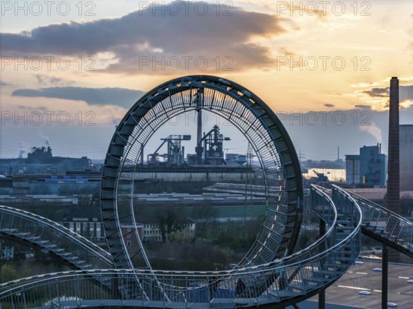 Hüttenwerke Krupp-Mannesmann, HKM in Duisburg-Hüttenheim, coking plant and 2 blast furnaces, sintering plant and power station, Tiger & Turtle landmark, Magic Mountain, walk-in sculpture in the form of a roller coaster on the Heinrich-Hildebrand-Höhe slag heap, North Rhine-Westphalia, Germany, Europe