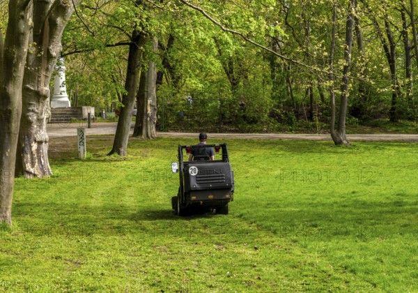 Mobile lawn mower, Gärtner im Park, Berlin, Germany, Europe