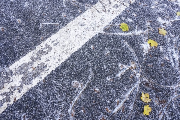 First snow, risk of slippery road traffic, road traffic, November, Germany, Europe