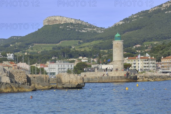 Bay with lighthouse and rock Couronne de Charlemagne, Crown of Charlemagne, Mediterranean coast, lighthouse, shore, mountain, cliffs, summit, rock massif, landscape, Cassis, Bouches-du-Rhône, Provence, France, Europe