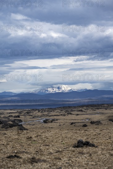 Volcanic landscape, barren landscape, snow-covered cloudy mountains in the back, Vatnajökull National Park, Icelandic Highlands, Iceland, Europe