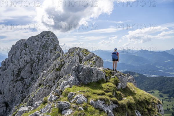 Mountaineer on a ridge path, traversing the Hackenköpfe, behind summit, Scheffauer, rocky mountains of the Kaisergebirge, Wilder Kaiser, Kitzbühler Alps, Tyrol, Austria, Europe