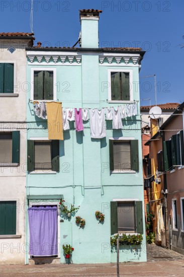 Colourful houses with clothesline, colourful house facades, alleys on the island of Burano, Venice, Veneto, Italy, Europe