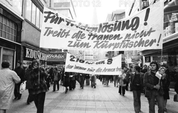 Several hundred woman and a few men turned out in Bonn on 15.2.1975 against § 218 and in favour of a time limit solution with actions on Muensterplatz, discussions and a demonstration in Bonn, Germany, Europe