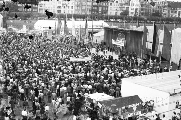 Politics, discussion, folklore, dance, song and play are the ingredients of the DKP's UZ festival in the Rhine meadows on 19.9.1975 with star guest Valentina Tereshkova (USSR cosmonaut) in Düsseldorf, Germany, Europe