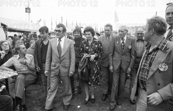 Politics, discussion, folklore, dance, song and play are the ingredients of the DKP's UZ festival in the Rhine meadows on 19.9.1975 with star guest Valentina Tereshkova (USSR cosmonaut) in Düsseldorf. Valentina Tereshkova (m. and Max Reimann (r.), Germany, Europe