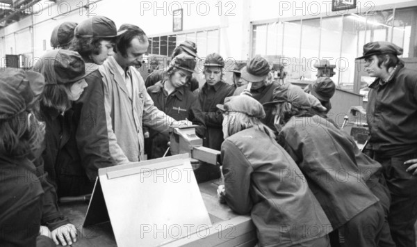 In the training workshop of Hoesch AG in Dortmund, here on 6.8.1974, apprentices are trained in various trades, Germany, Europe