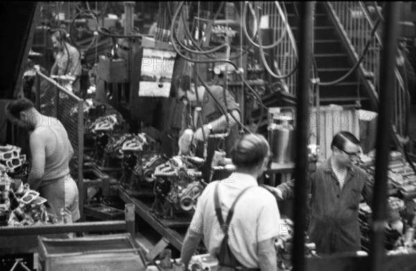 Production of engines, axles and other car manufacturing parts at the Opel plant in Bochum, Germany, 08.07.1975, Europe