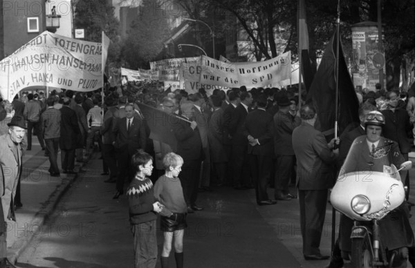 A wave of outrage swept the Ruhr area when the Hansa colliery was closed, here at demonstrations in Dortmund-Huckarde on 21 October 1967. banner: Our hope was the SPD, Germany, Europe