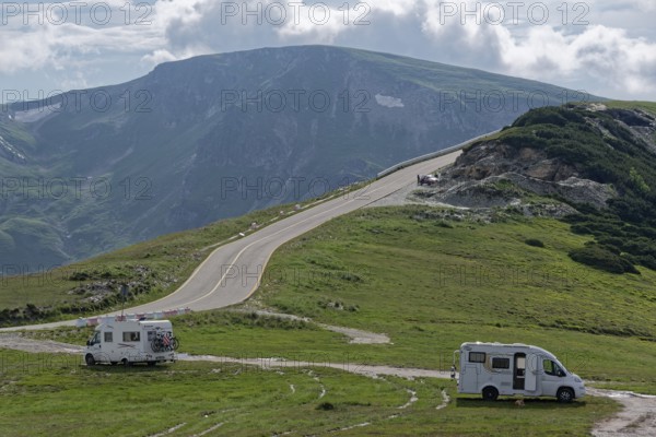 Motorhomes on the Transalpina high road at Papusa Peak, behind them the mountains in the Fagaras Mountains, also known as the Fogaras Mountains, in the southern Carpathians. Valcea, Romania, Southeast Europe, Europe