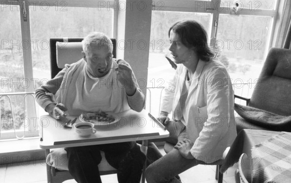 Resident and operation of an old people's home of the AWO (Arbeiterwohlfahrt) on 07.03.1980 in Hagen, Germany, Europe