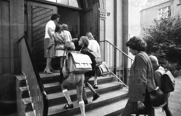 Start of school after the summer holidays on 02.09.1975 in Dortmund-Eichlinghofen, Germany, Europe