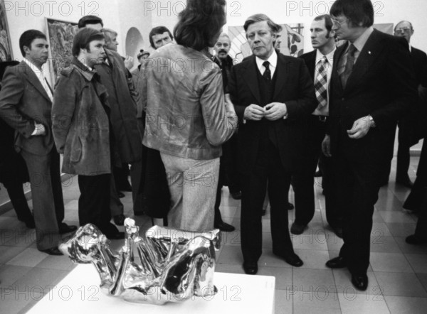 Federal Chancellor Helmut Schmidt opened an art exhibition at the Ostwallmuseum in Dortmund on 11.4.1975. Helmut Schmidt 3rd from right, Germany, Europe