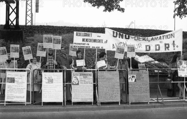 Protests by the Society for Human Rights and the Association of Victims of Stalinism for the Freedom of Political Prisoners in the GDR in front of the Permanent Representation in Bonn, Germany on 8 May 1975