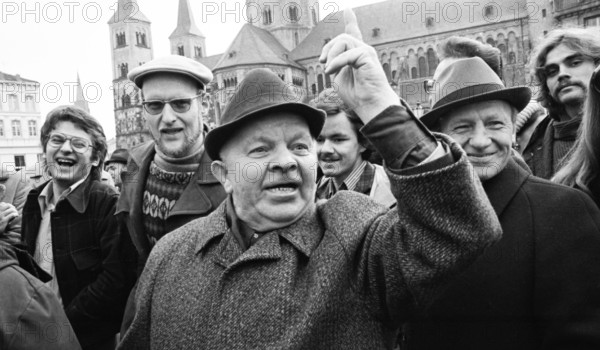 Several hundred woman and a few men turned out in Bonn on 15.2.1975 against § 218 and for a time limit solution with actions on Muensterplatz, discussions and a demonstration in Bonn.Bonn citizens on Muensterpülatz with demonstrators, Germany, Europe